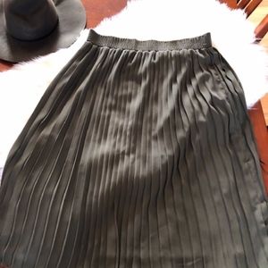 Olive green accordion skirt L